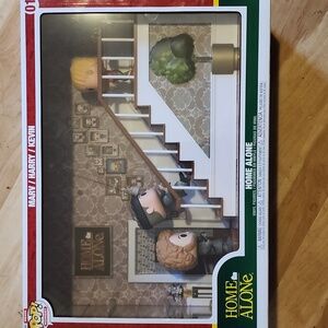 Funko Pop! Moment Deluxe Home Alone Staircase ~ Brand New! Kevin Harry Marv